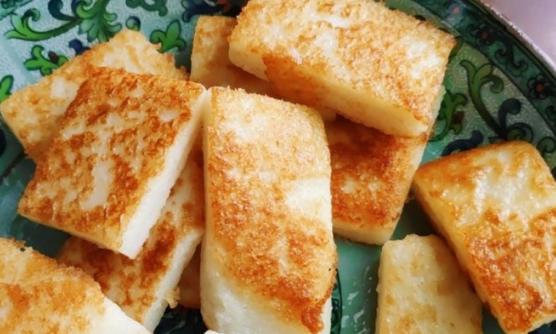 朋友送我一袋粘米粉，和萝卜一起做成糕点，早上煎几块，香！