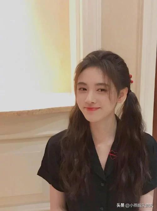 鞠婧祎杨超越丸子头,对比杨超越和鞠婧祎同穿蓝裙