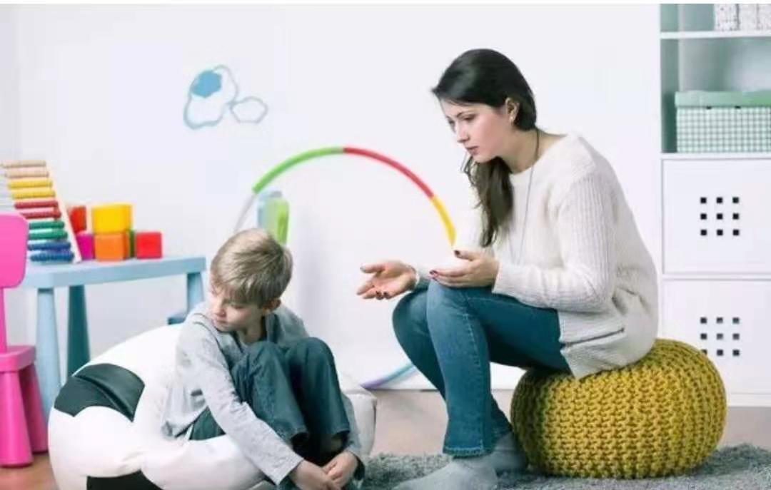 妈妈发飙爸爸表现很冤枉,妈妈发飙爸爸不敢吭声