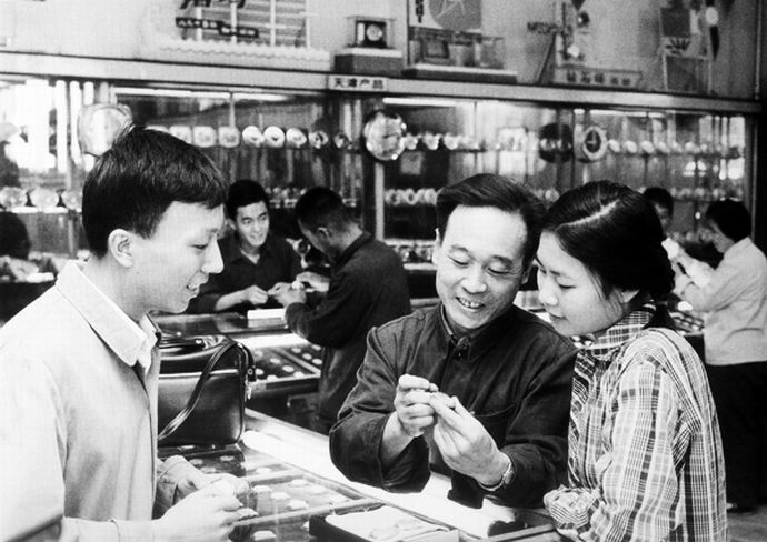 消失的国营委托店：80年代可以买到二手自行车手表，家具甚至钢琴