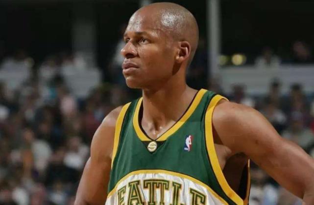 最悲催的巨星！生涯10次全明星，离开NBA后球衣未被退役一件