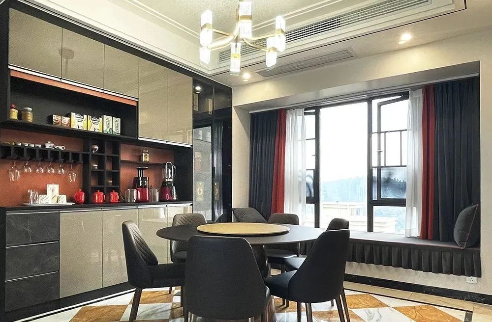 阳台改成小卧室凸出来的,阳台改成衣帽间和办公区