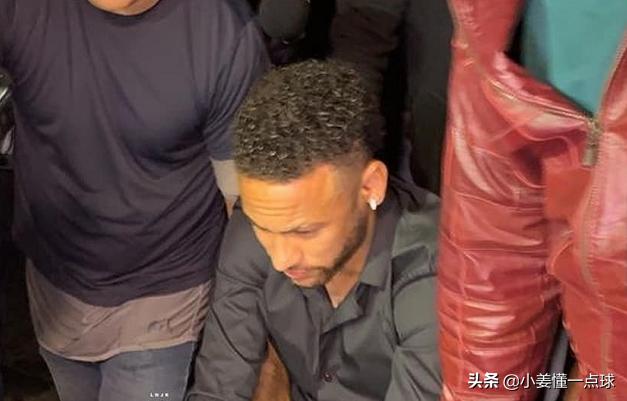 内马尔是怎么走上足球道路的,内马尔不能治愈足球带给他的伤痛