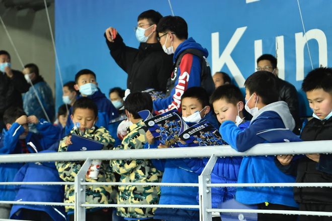 8000万冠军之省的另一面：进球后，省长在地上翻了4个跟头