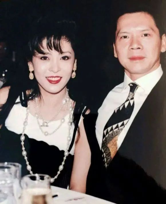 逼成龙下跪、掌掴曾志伟、封杀张柏芝？深扒向氏夫妇叱咤港圈史