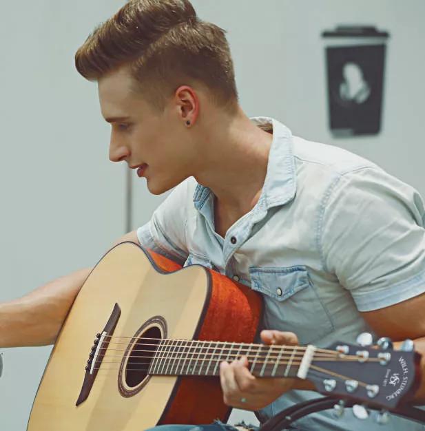 初学者吉他选个烧火棍可以吗,初学者选吉他不要烧火棍