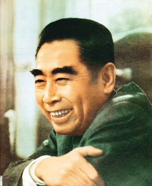 古今明捧着周恩来的骨灰，走过长安街，如今的他过得怎么样了？