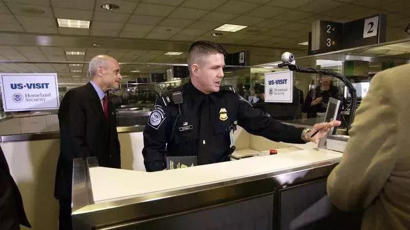 快检查你的护照！多名华人惨遭遣返，只因这个小细节…