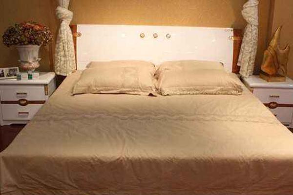 双人床买什么材质的比较好,双人床一般买1.5还是1.8