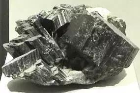 常见岩浆岩鉴别特征图片,常见岩浆岩的认识和鉴定实验报告