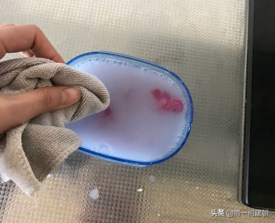 新家具标签下边的粘胶咋去掉,门上粘贴的标签怎么去除小妙招