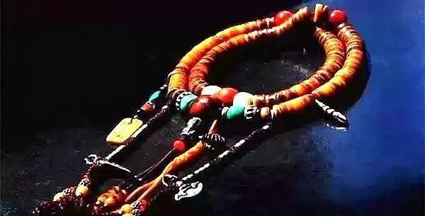 8个字概括一个人的特点,藏饰特点