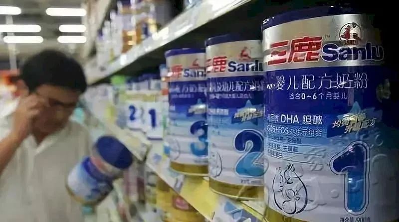 三聚氰胺事件背后外国操作,三聚氰胺事件是外国人发现的吗