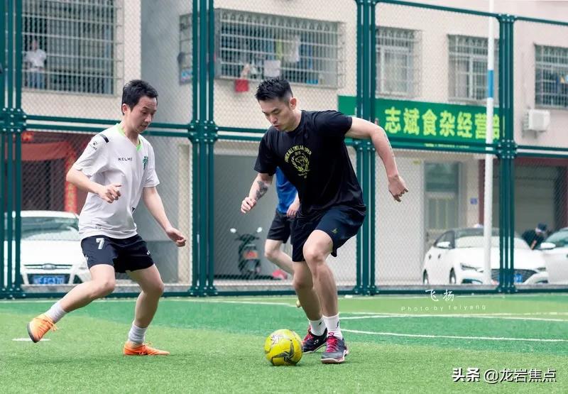 林丹脚踢球,林丹回到球场赢了