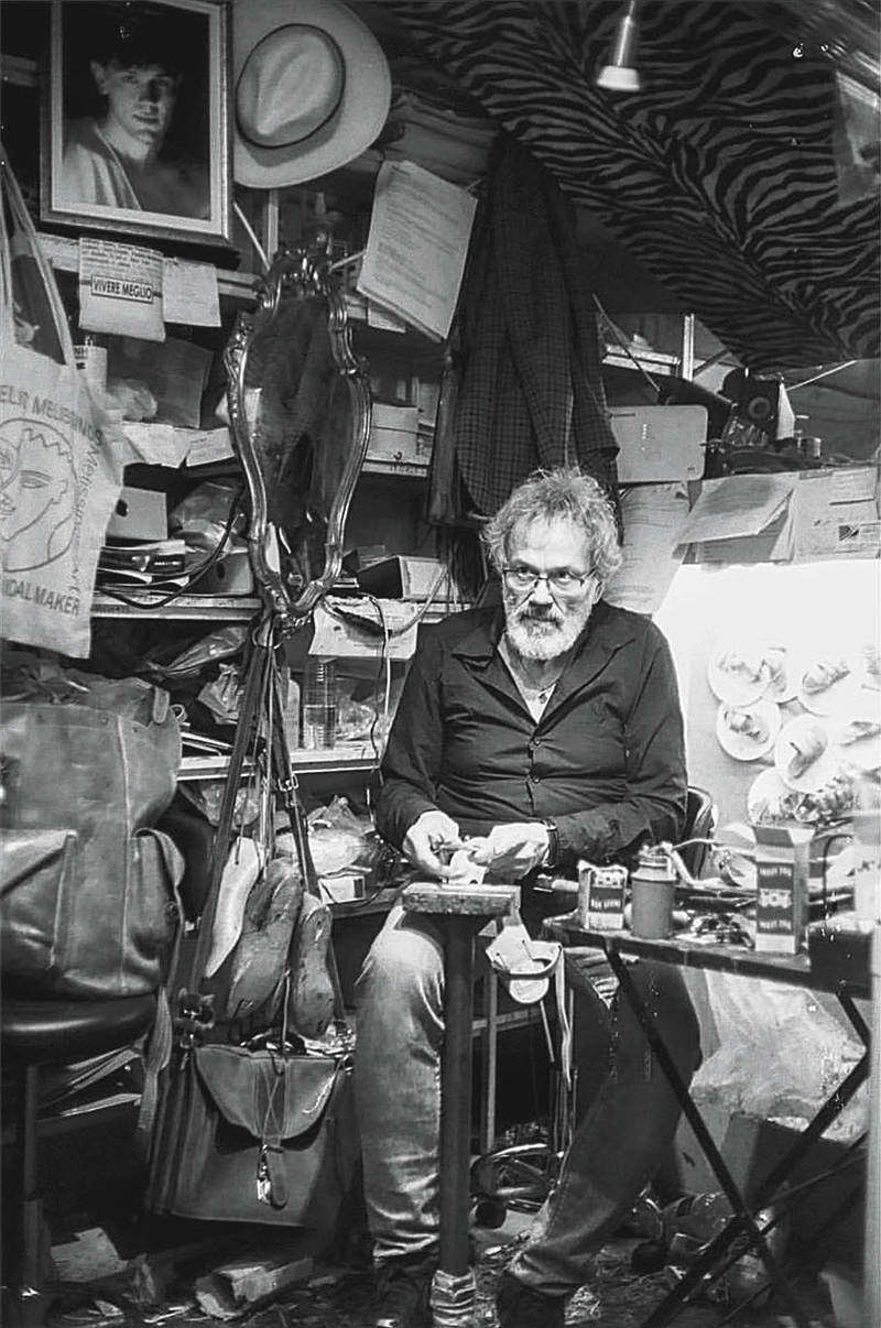 雅典城中这位颇负盛名的诗人，居然还是个制作牛皮凉鞋的鞋匠？