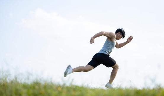 跑步拿满分的技巧教学,体育老师公认最省力的跑步方式