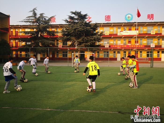 绿茵场上挥洒汗水的少年,绿茵场上的小将