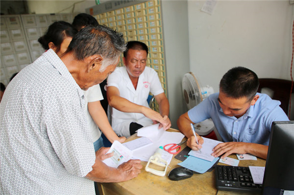 乡镇卫生院医护人员下乡免费体检,县医院专家下乡为村民免费看病