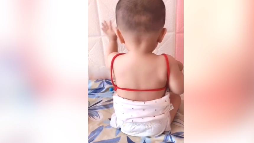 打疫苗的小孩连打十针痛哭,孩子打疫苗一直哭闹家长怒推