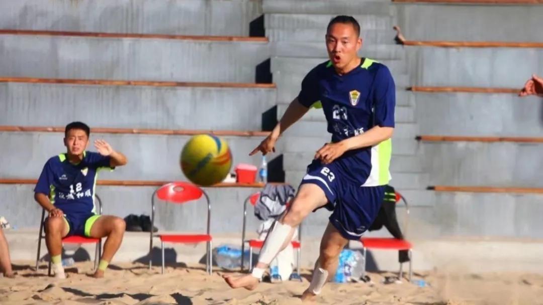 特写｜扎心了，这位绿茵法官“工作执勤”“云上充电”两不误