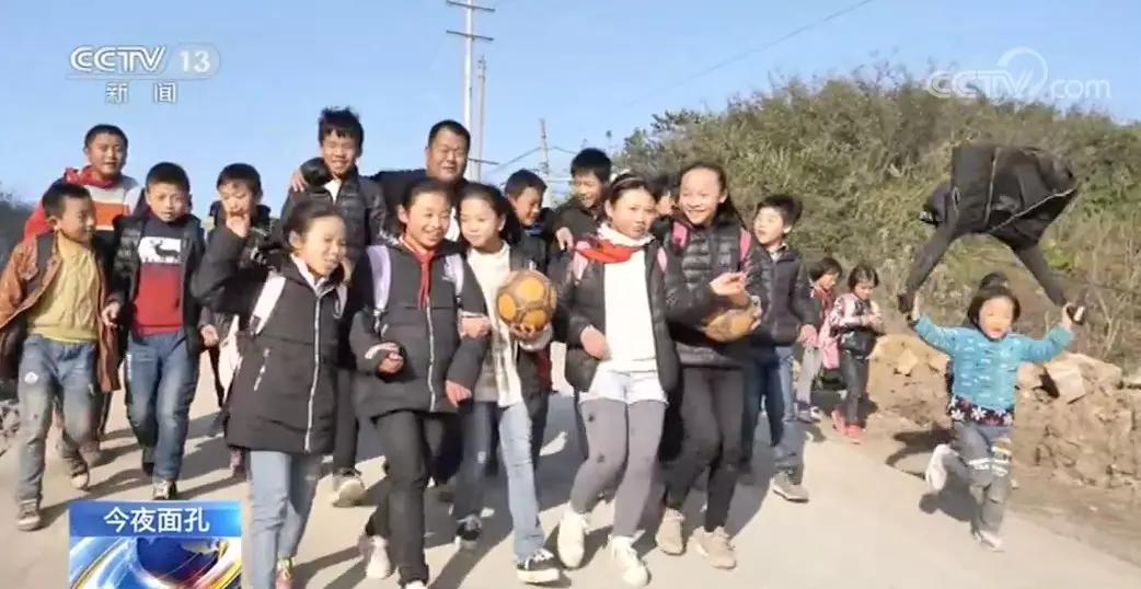 教诗歌的语文老师带出足球队,教足球的语文老师