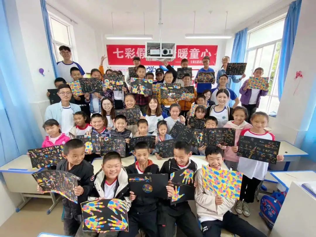 这个暑假，这群临时家长走进大山深处为爱增色