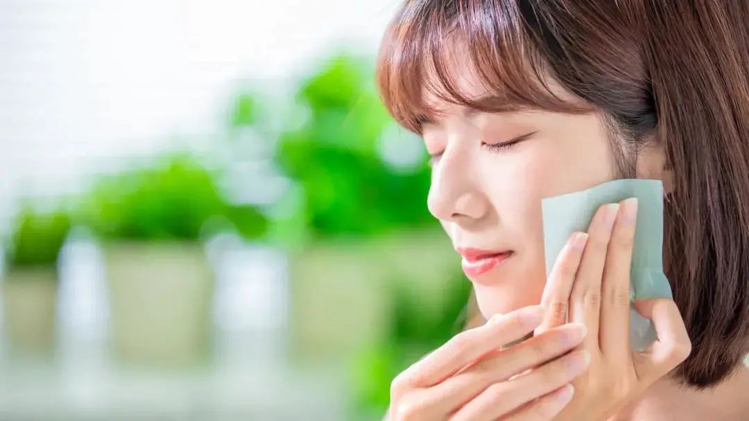 皮肤吸油纸的正确使用方法,经常用吸油纸可以改善油皮吗