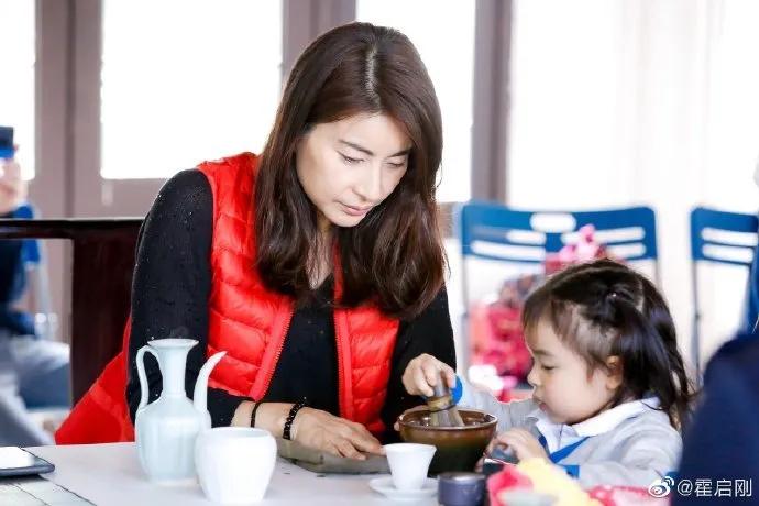 三房太太，13名子女，争夺几百亿家产，霍家宫斗比港剧精彩多了