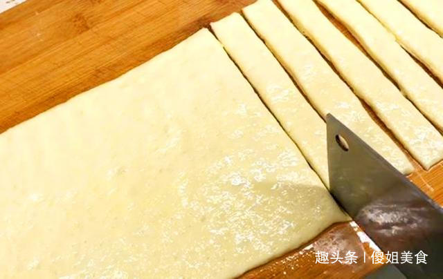 炸油条和面时可以加白糖和鸡蛋吗,面粉炸油条的做法家庭版