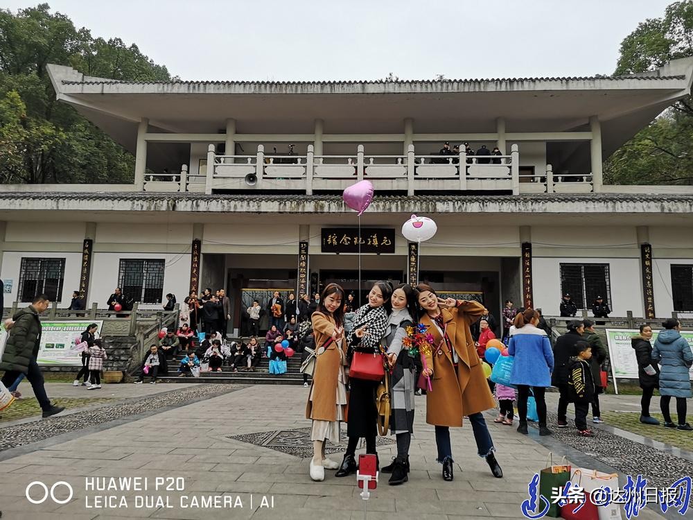 登顶凤凰山俯瞰达城风光,记者拍摄的现场画面