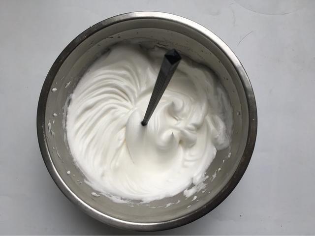 4个鸡蛋1碗面粉做松软可口蛋糕,用电饭煲2个鸡蛋做戚风蛋糕