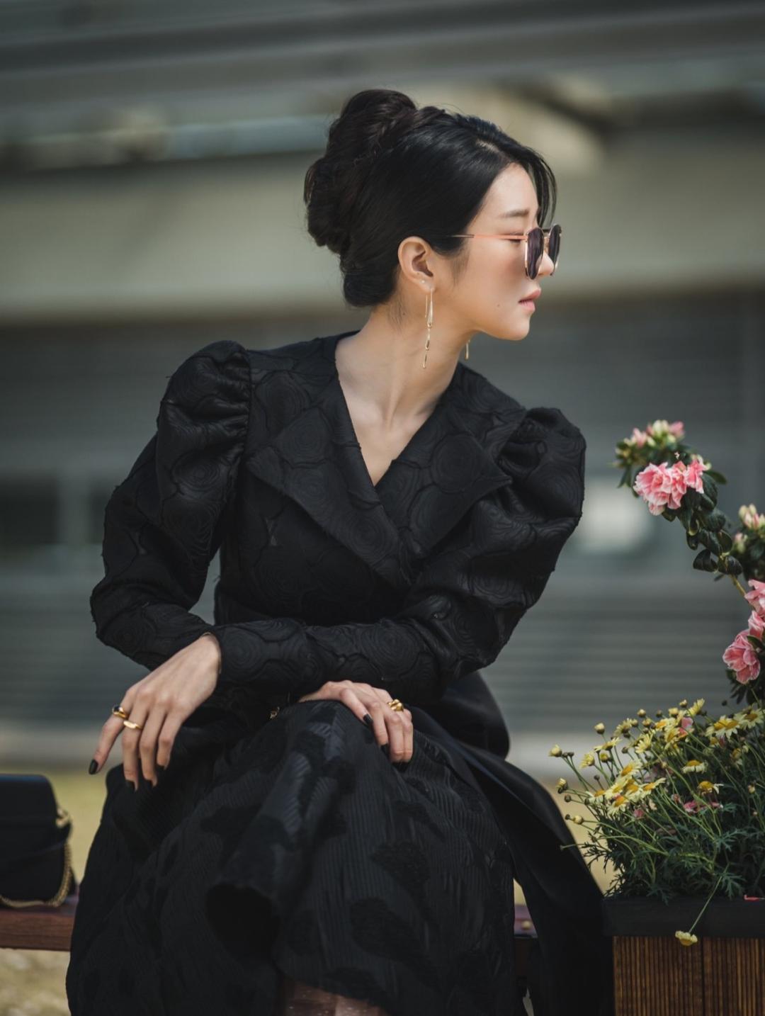 全是黑色衣服怎么穿出高级感,男黑色衣服的高级搭配