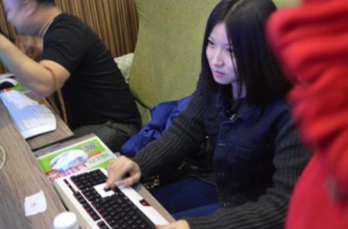 为什么网吧老板不会赶走蹭睡的人,网吧为啥老板从来不上网