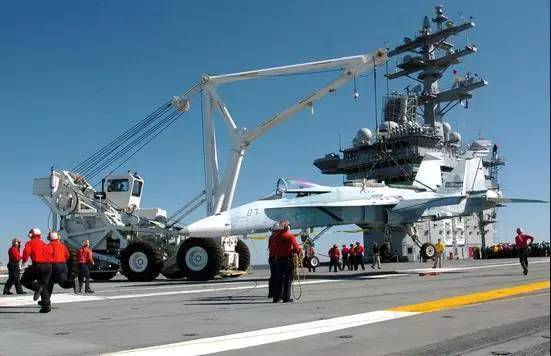 航母上的特种消防车,中国航母配备的飞机是什么型号