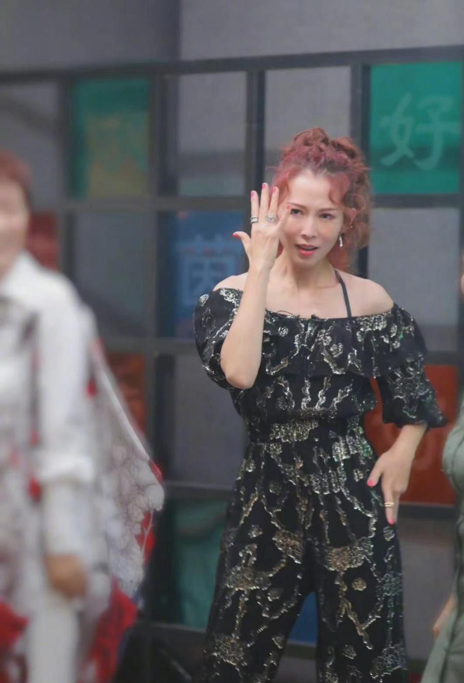 蔡少芬穿半个西装吸睛时髦,蔡少芬粉色t恤配长裙