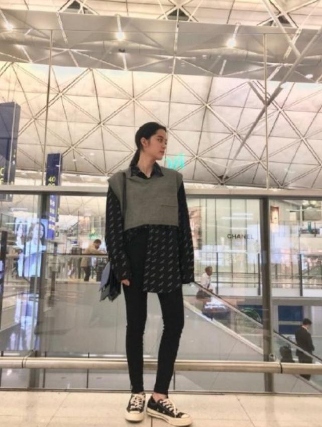 欧阳娜娜背带裤里面穿花上衣,欧阳娜娜背带裤搭配图片