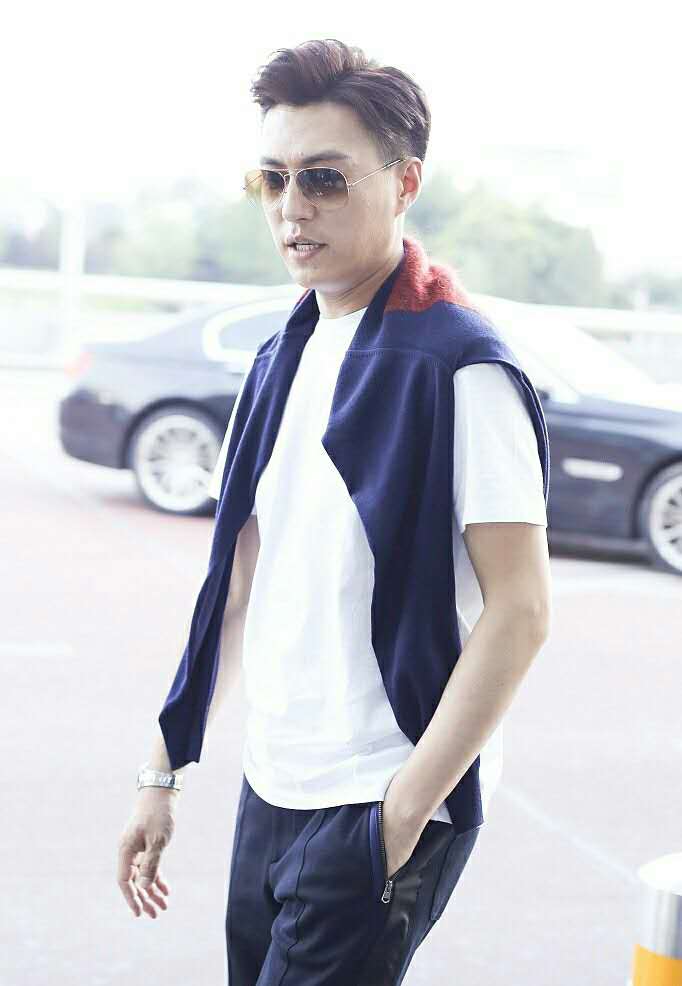 男人三十岁之后不想穿太潮的短袖,男人穿什么牌子短袖有档次