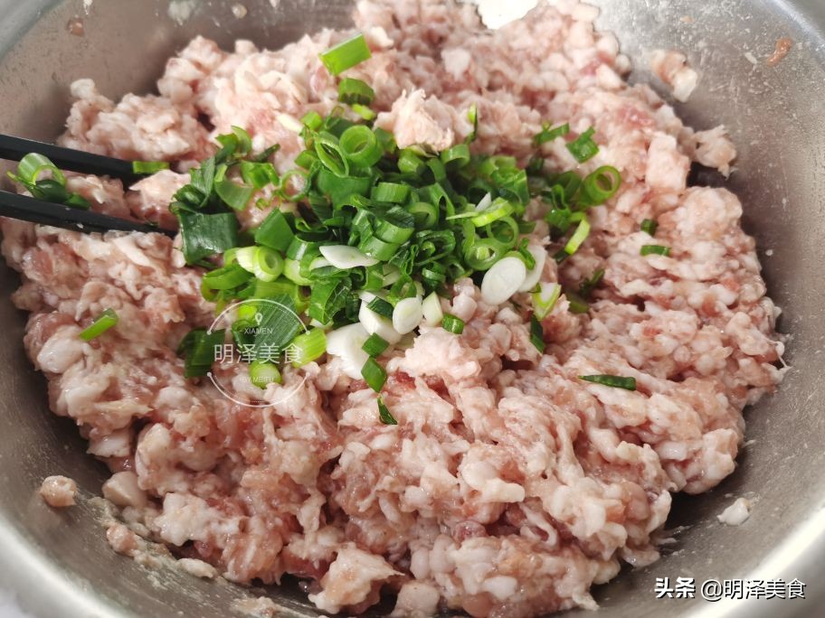 这种蔬菜很少生虫，用它做馅蒸包子，味道鲜香，我一次能吃四五个