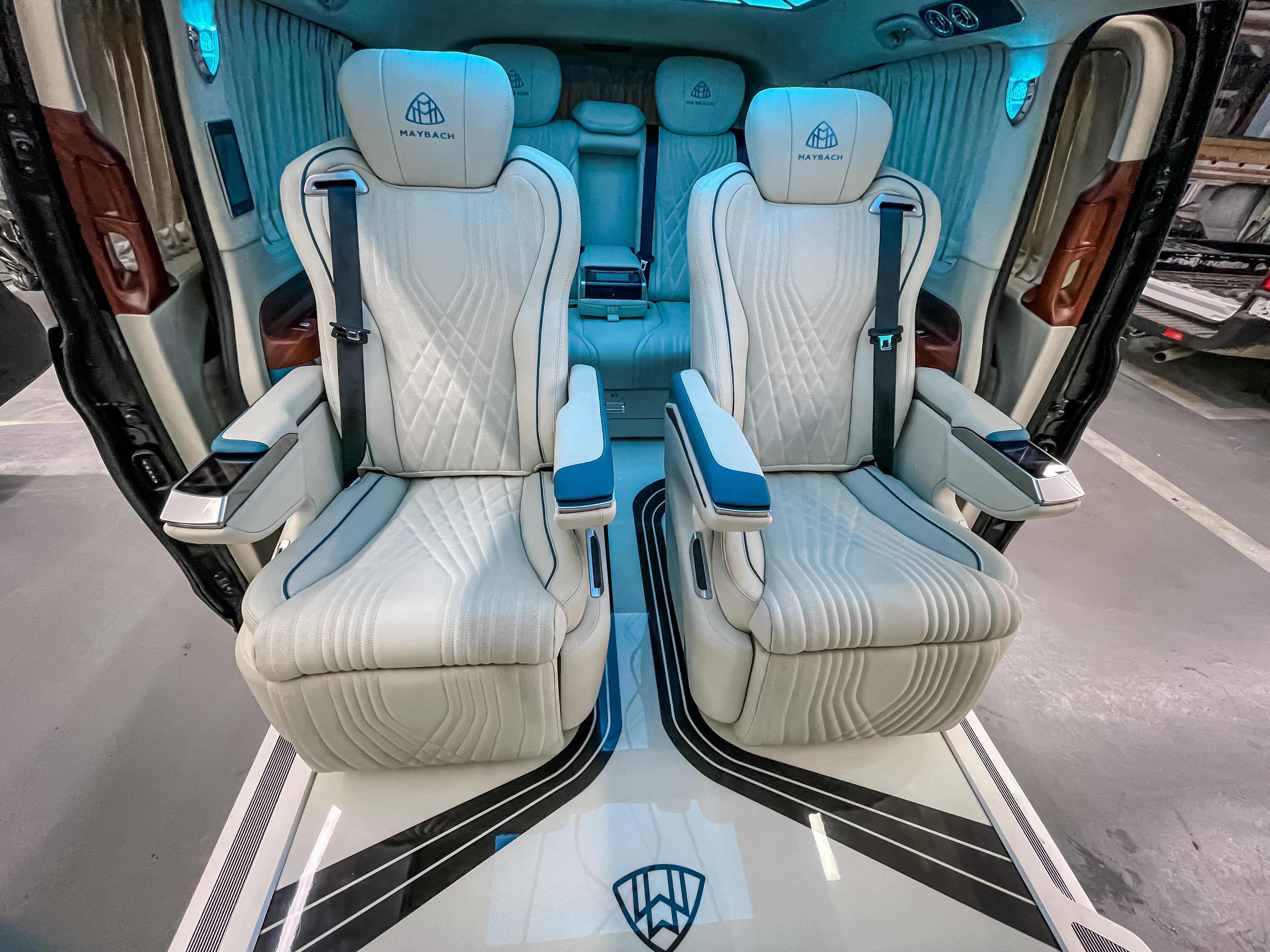 奔驰威霆改迈巴赫顶灯,沈阳威霆改装迈巴赫顶灯