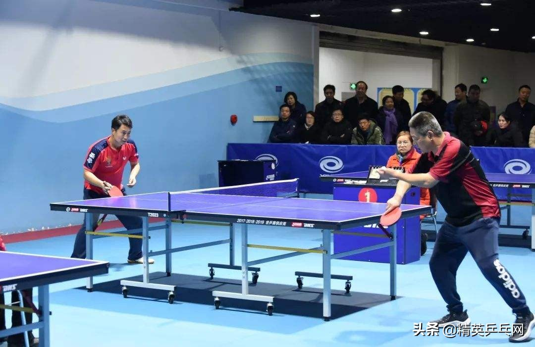 羽毛球庆祝比赛胜利折断球拍,羽毛球运动员球拍在场上折断