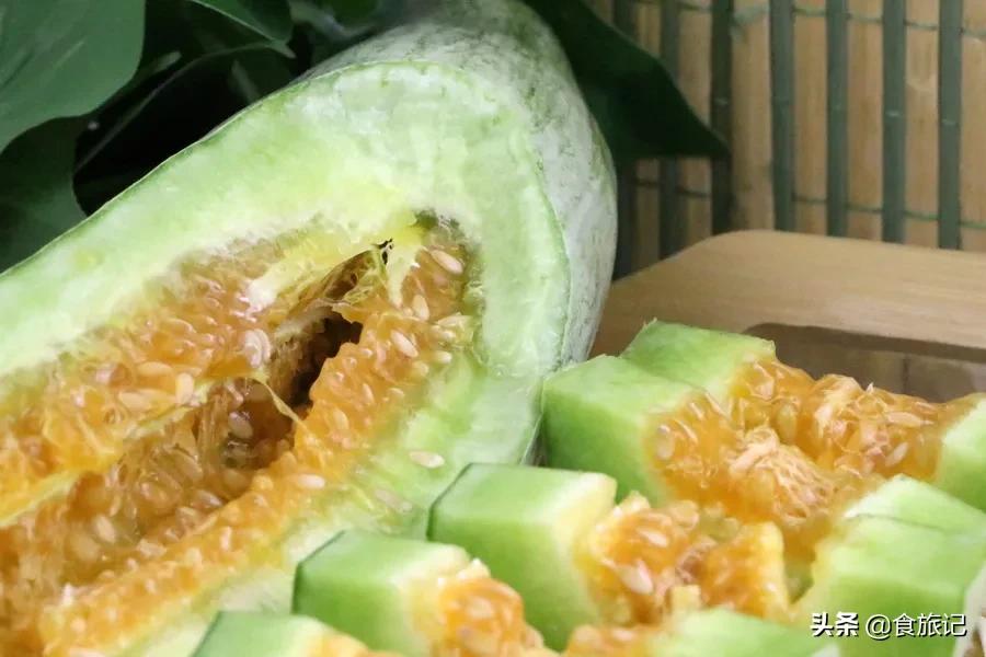 这瓜一肚子蜜汁，掰开就漏！闻着香、咬着脆、一口下去甜到醉