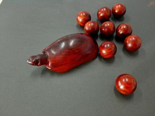 从朋友那抢了块料子，心情不好雕个乌龟王八蛋