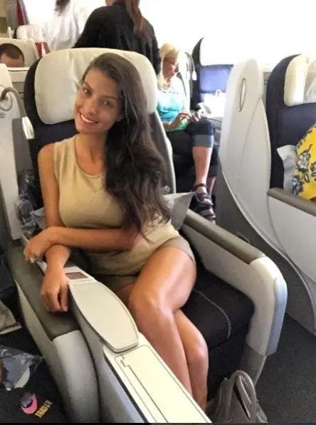 他是阿森纳著名厂花，老婆美若天仙还倒追