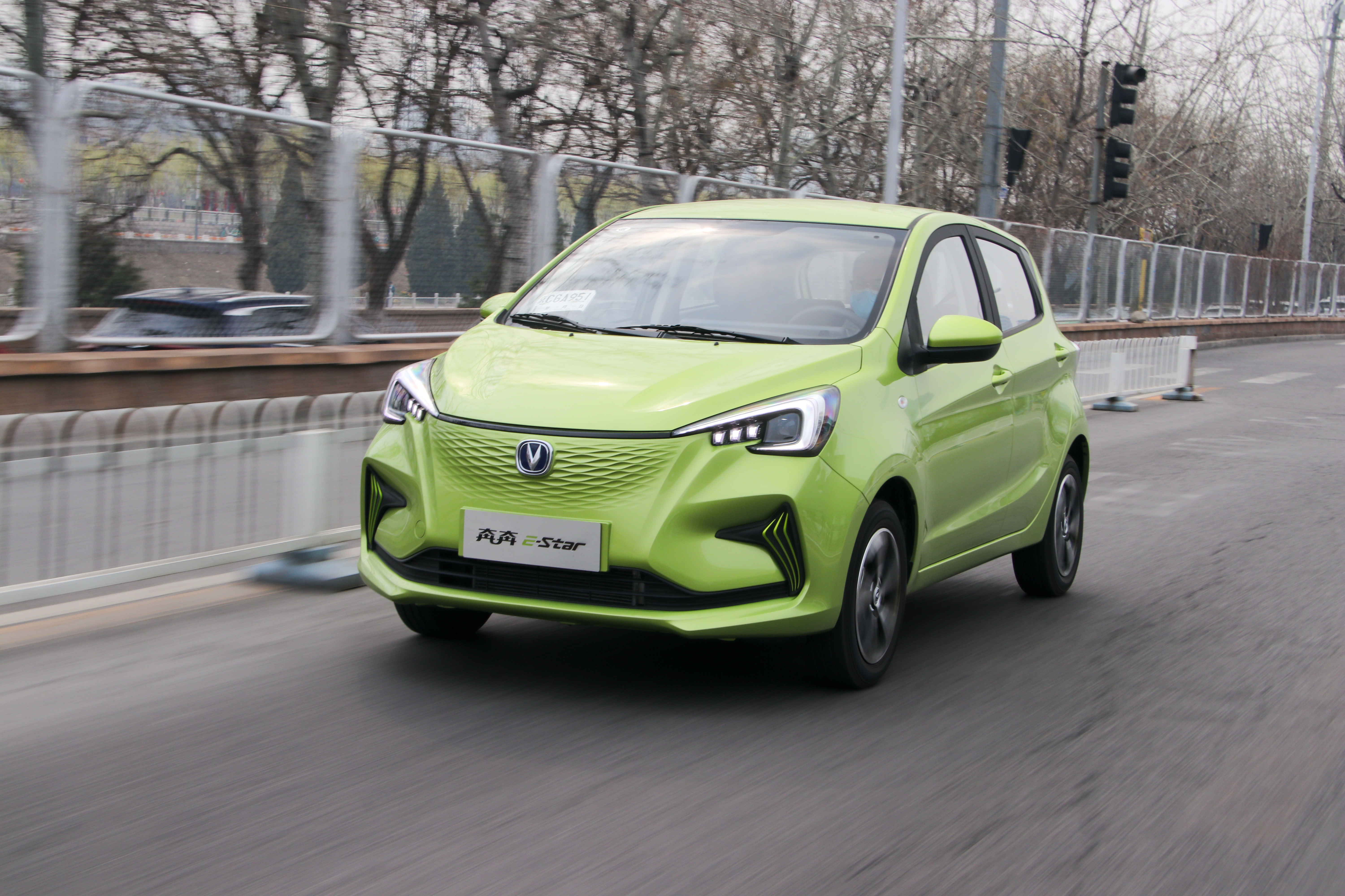 后备箱只放一只鞋,后备箱球鞋