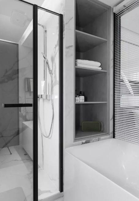 主卧室装修小户型带厕所带浴缸,小户型浴缸淋浴房并存干湿分离