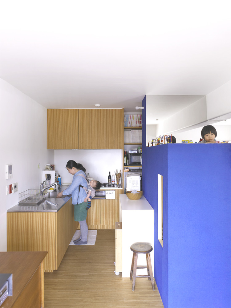 71平房子住6口人，4个孩子每人房间仅2㎡爬着进去，像睡在壁橱里