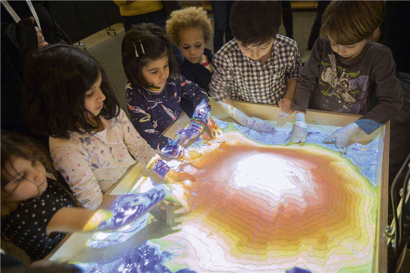 高科技教具“AR沙箱”：玩沙子也能学会地理知识？