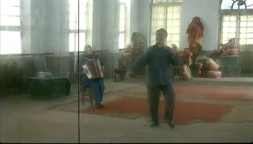 地位与张艺谋不相上下，他第一次做导演，扯掉了理想主义的遮羞布