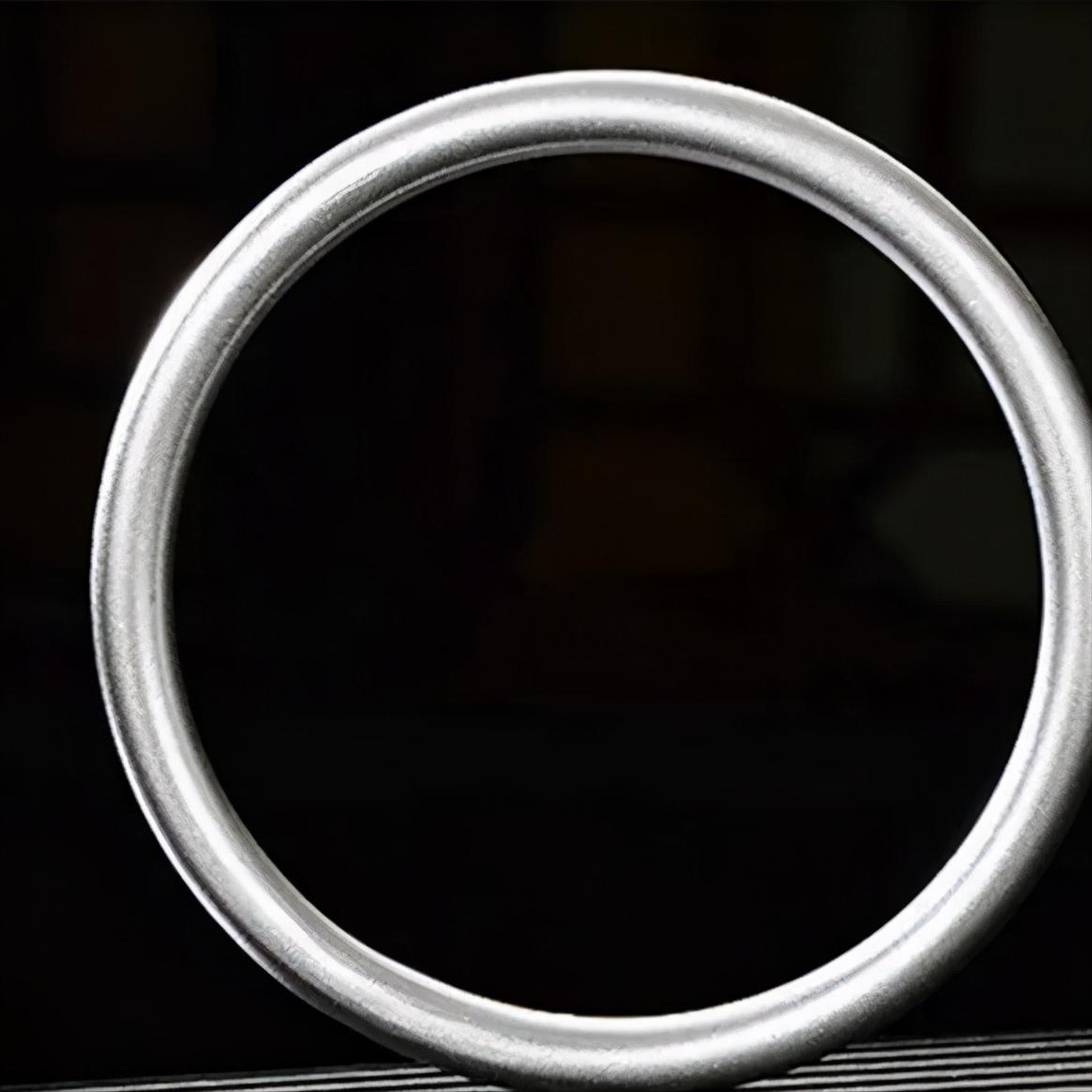 银手镯有挂件好还是不要挂件好,有吊坠的银手镯好不好