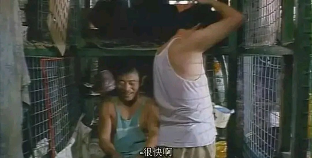 香港笼屋居住40年，他说：不是我住笼子，是看我的你们住笼子里